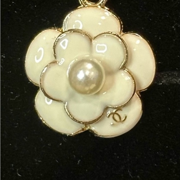 Chanel Flower Pearl CC Charm Zipper Pull NWOT - Picture 1 of 7